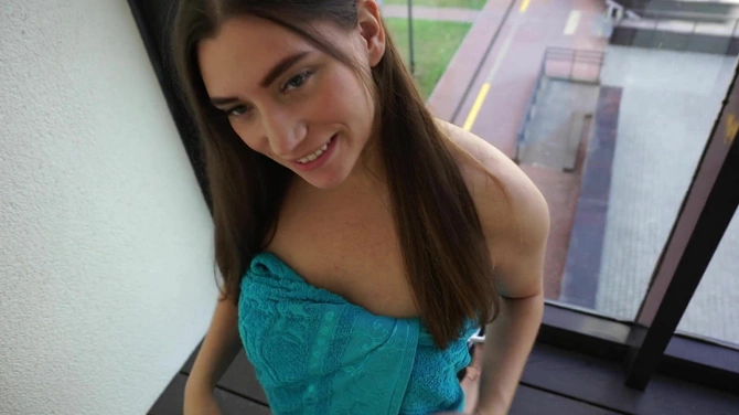 Любительница пощекотать себе нервы Elise Moon сосет хуй на общем балконе