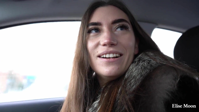 Молодой таксист влегкую соблазнил русскую девку Elise Moon, пощупав ее за титьки