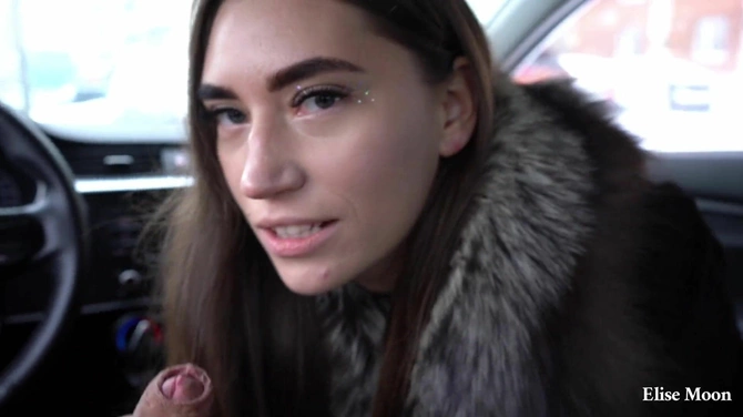 Молодой таксист влегкую соблазнил русскую девку Elise Moon, пощупав ее за титьки