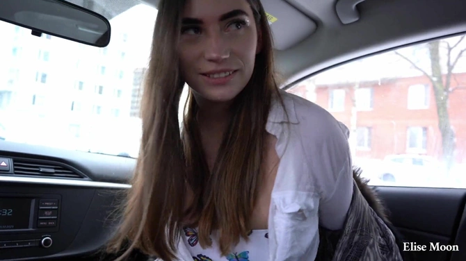 Молодой таксист влегкую соблазнил русскую девку Elise Moon, пощупав ее за титьки