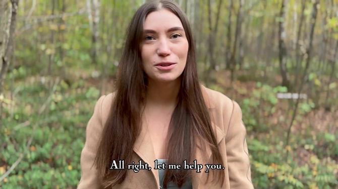 Беспомощная телка заблудилась в лесу и ебется за подмогу