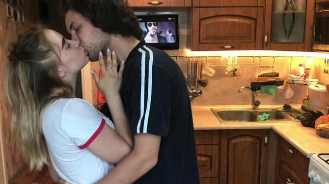 Сестра случайно намочила майку и заодно свои трусики