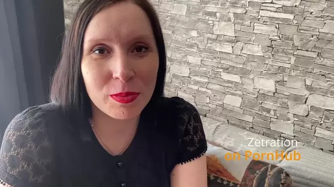 Один хуй хорошо, а два лучше: жена посасывает вибратор и член мужа