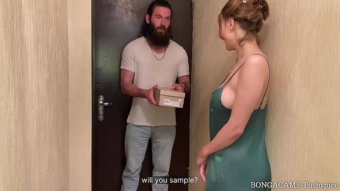 Желание клиента - закон. Послушный курьер исполнил все её фантазии