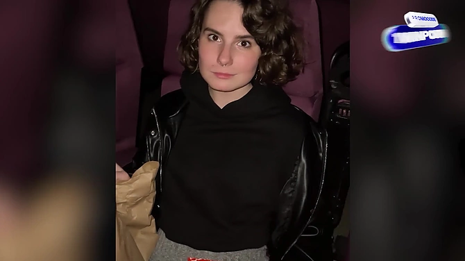 Рискованный секс в кинотеатре: парень кончил на пол, чтобы не пачкать шлюху