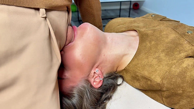 Работа - работой, а минет от сестры по расписанию. Глубоко трахнул глотку и кончил в рот