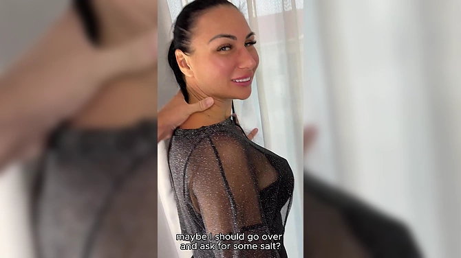 Лысый хуй трахнул жену, которая подглядывала за голым соседом