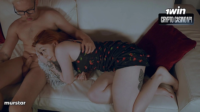 Пасынок ловит момент: мамаша "спит", а он уже шарит в её мокрой щели и дрочит!