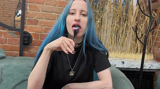 Юная писька за десерт: пирожное ей купил? Теперь её пизда твоя! Кончай внутрь!