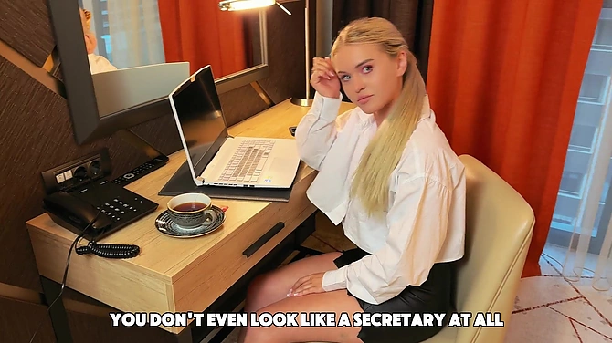 Секретарша проебалась – получила Лабубу и член в пизду от шефа!