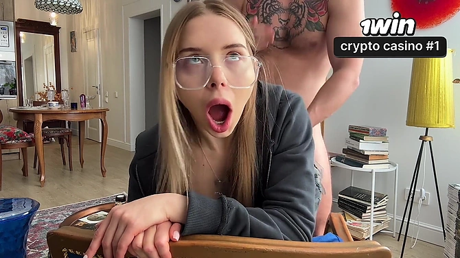 Хуй брата воробушком залетел в жопку очкастой сеструхи