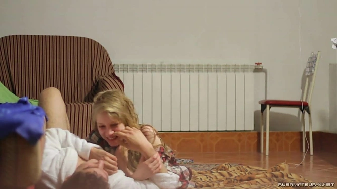 Парочке так захотелось ебаться, что их котик пошёл грустно нахуй