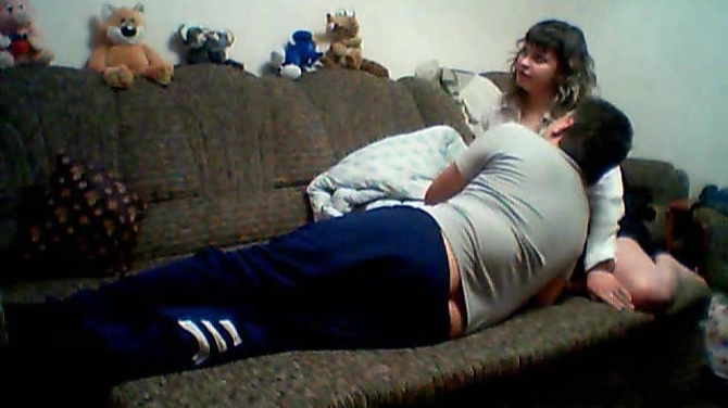 Мужик так люто ослаб, что чуть не подыхает на бабе...