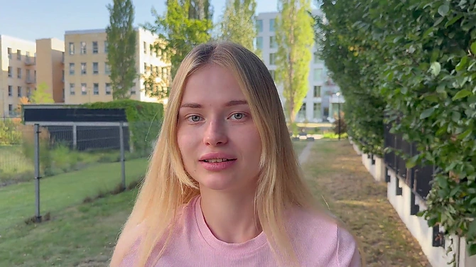 У девчули пизда загорелась, так что парень-стесняша всё равно будет выебан