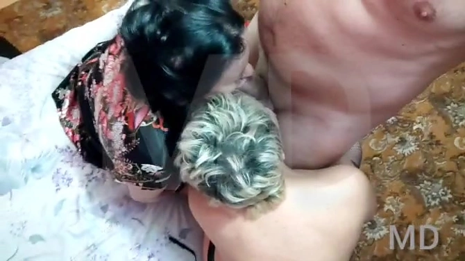 Две старые, но ещё шустрые шлюхи и один довольный обладатель их писек