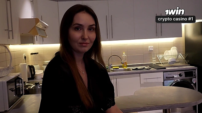 Сисястая мачеха накормила пасынка ужином и дала себя трахнуть на сытый желудок